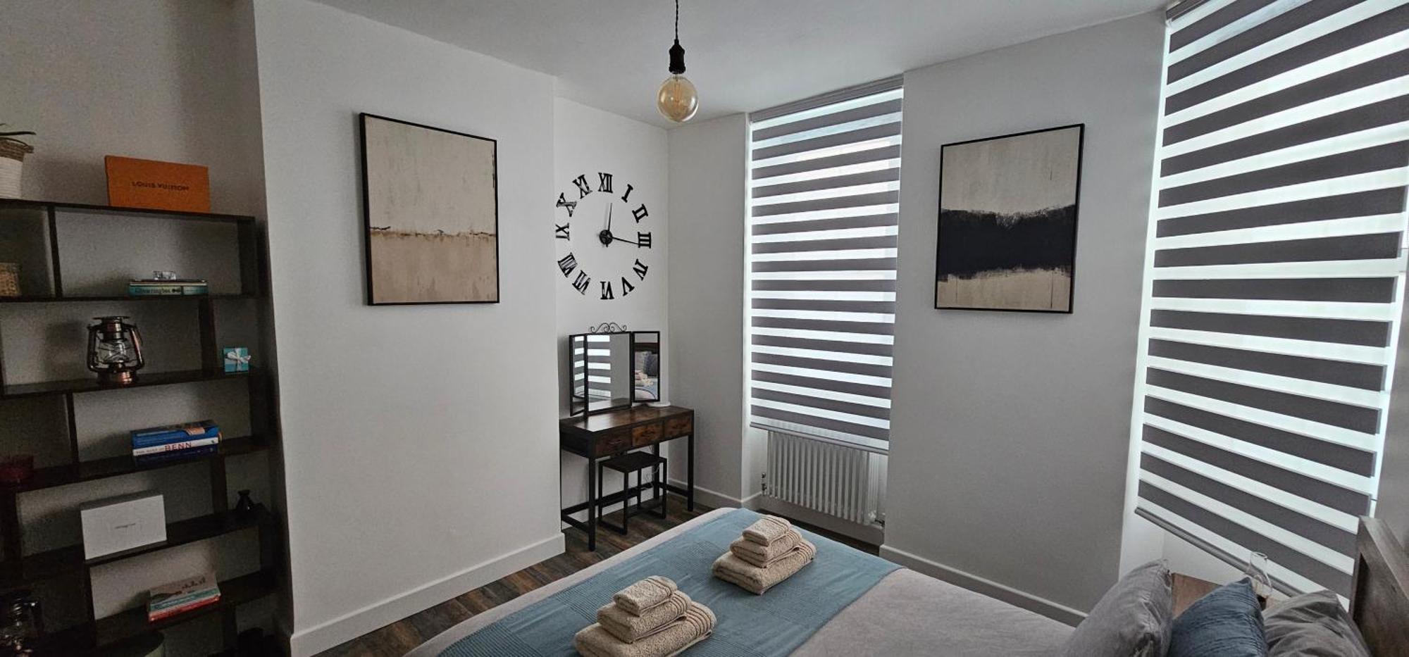 Gazde/Camere de închiriat Tower Bridge Spacious King Bedroom With Extra Large Windows